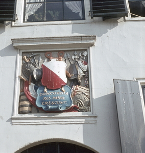 119146 Afbeelding van de gevelsteen boven de ingang van de voormalige Hoofdwacht (Janskerkhof 30) te Utrecht, met op de ...